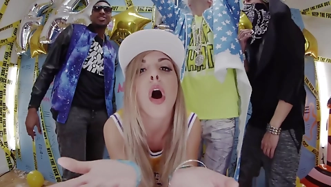 Hawt babe fucks with a sexy body