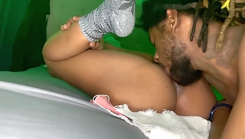 Hawt sweetheart takes off her pussy at the gym